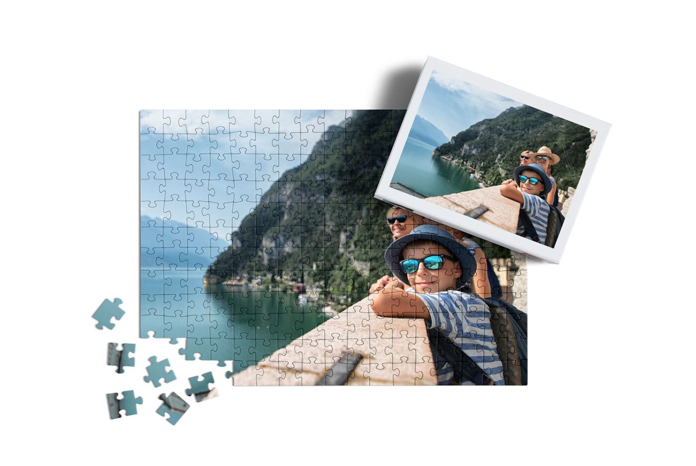 Fotopuzzel van een gezin aan een meer met bergen, naast het voorbeeldfotootje.