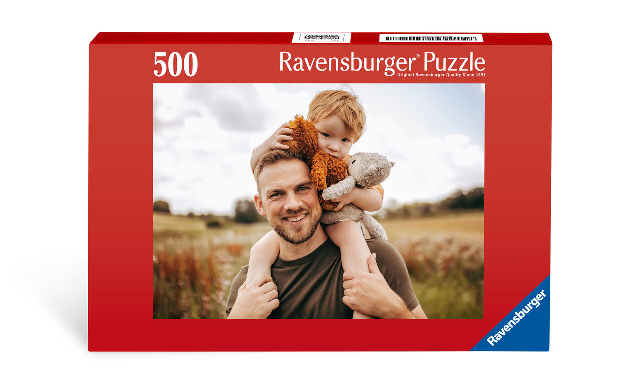 Een Ravensburger puzzel met 500 stukjes, toont een prachtige scène. Een volwassene draagt een kind op de schouders te midden van natuur.