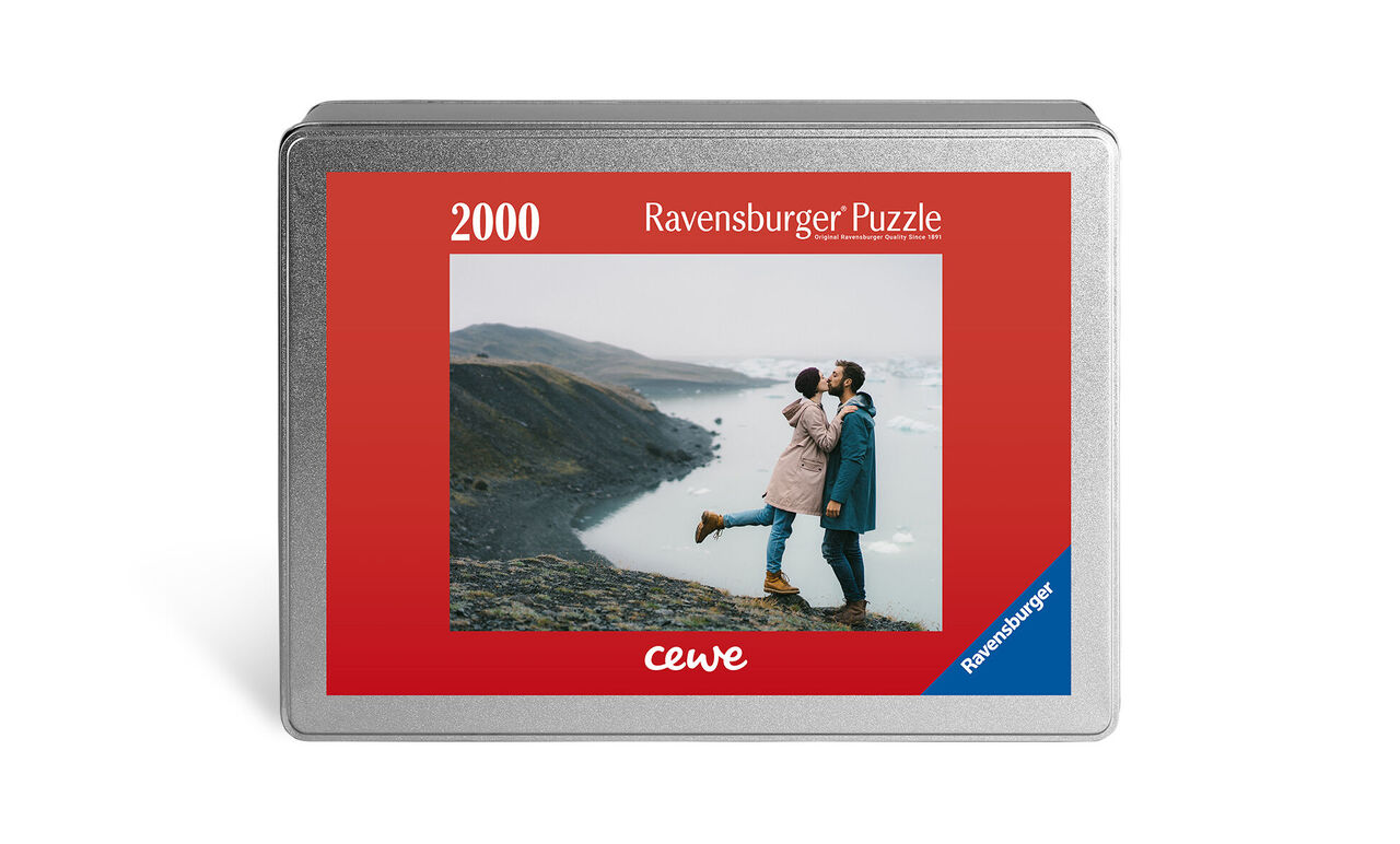Koppel omhelst elkaar voor een berglandschap op een Ravensburger puzzeldoos van CEWE.