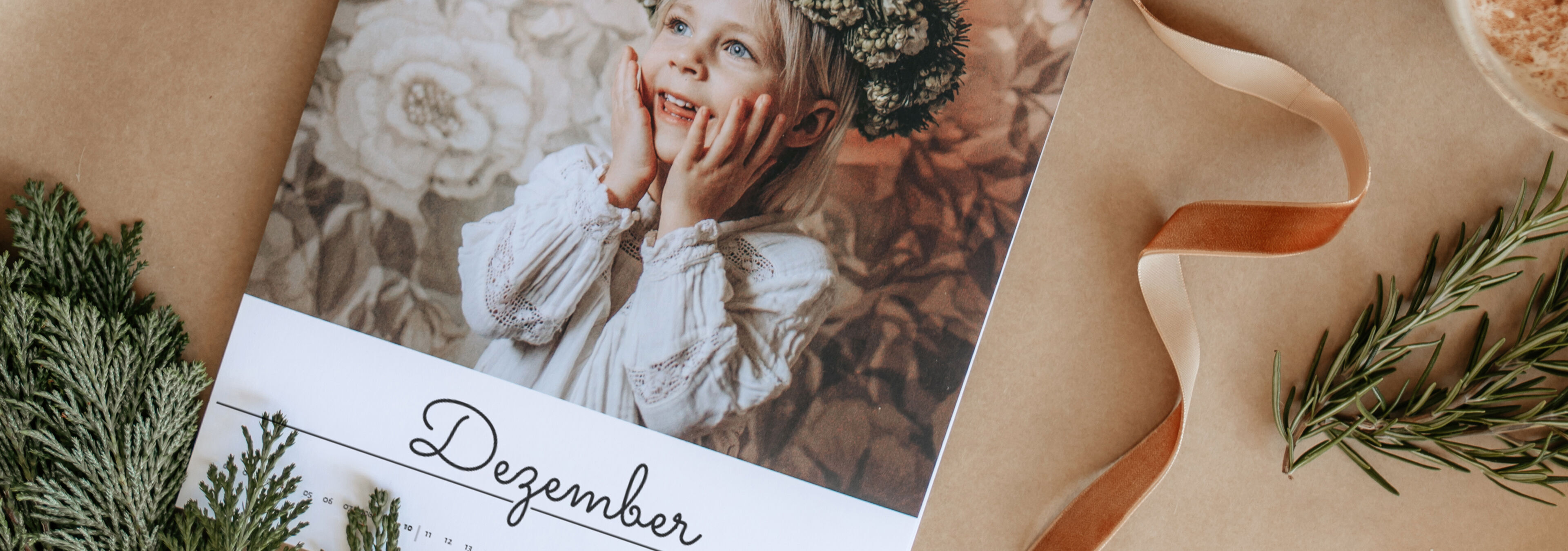 Un élément décoratif avec un livre photo sur une table, entouré de matériaux naturels.