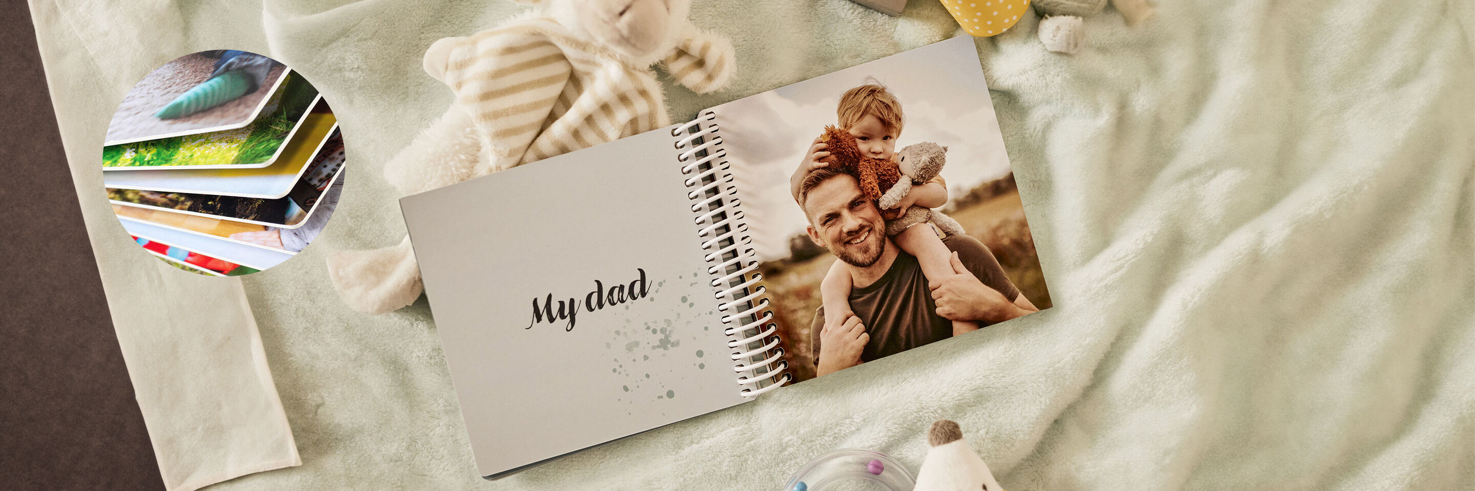 Un album photo ouvert avec l'inscription 'My dad', entouré de jouets et d’un arrière-plan doux.