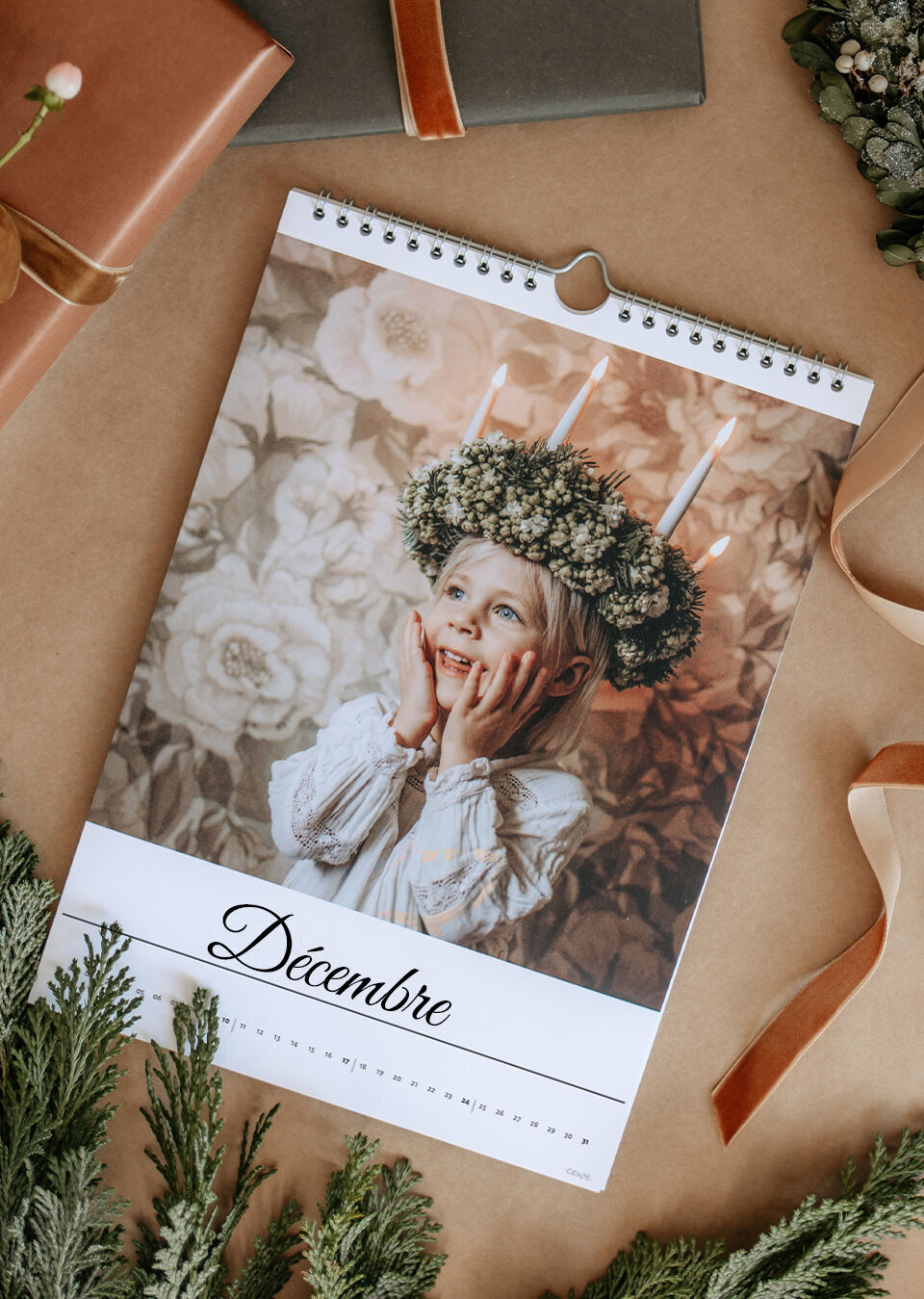 Magnifique calendrier avec design floral et couronne de Noël.