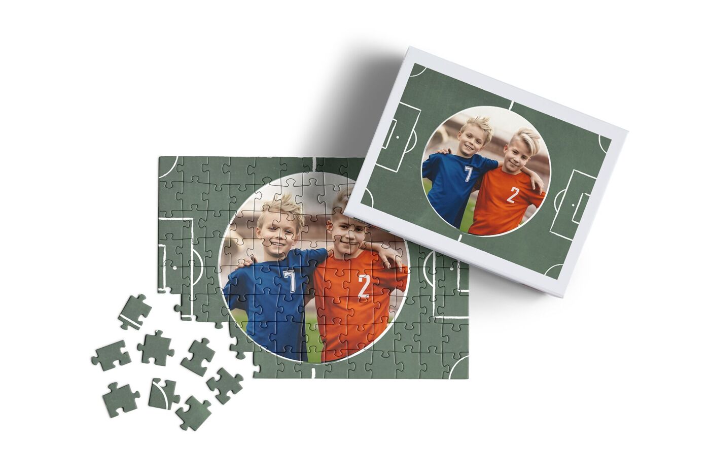 Puzzle photo représentant deux enfants en maillots de football sur un terrain de football, à côté de la photo de référence.