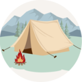 Une tente claire devant un feu de camp en pleine nature, avec des montagnes à l'arrière-plan.