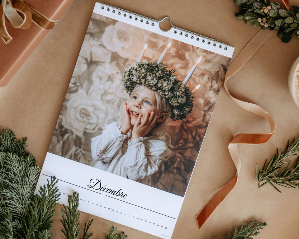 Magnifique visuel de calendrier avec une personne portant une couronne de fleurs.