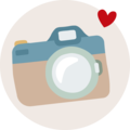 Icône d’un appareil photo coloré avec un cœur. Évoque joie et créativité.