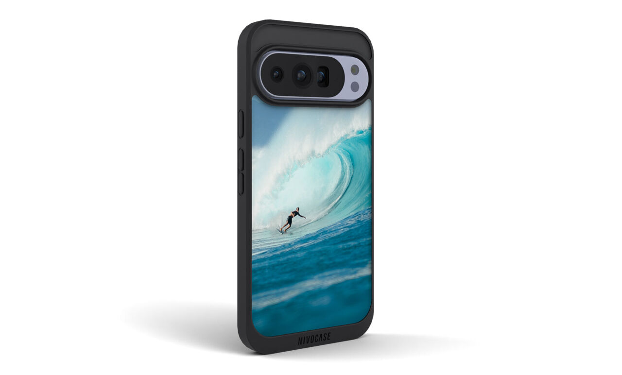 Coque de téléphone Google personnalisée avec un surfeur dans une immense vague bleue