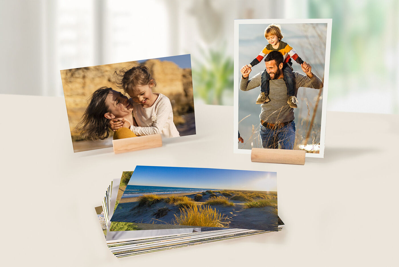 Deux photos sur une table, l'une montre un enfant et l'autre une personne portant un enfant sur les épaules. D'autres photos sont en dessous.