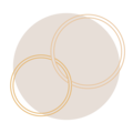 Deux bagues entrelacées sur un fond beige doux.