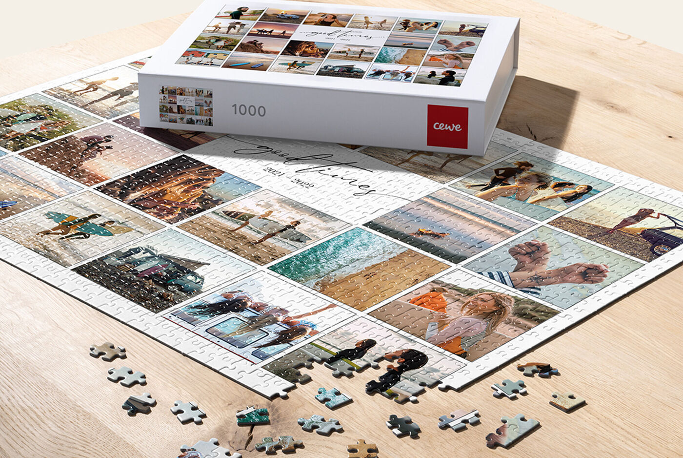 Un puzzle CEWE de 1000 pièces sur une table montrant des photos, incluant des moments de voyage et des images familiales joyeuses