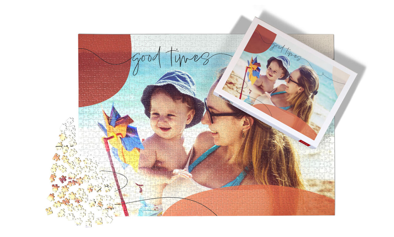 Puzzle photo sur fond blanc avec pièces dispersées