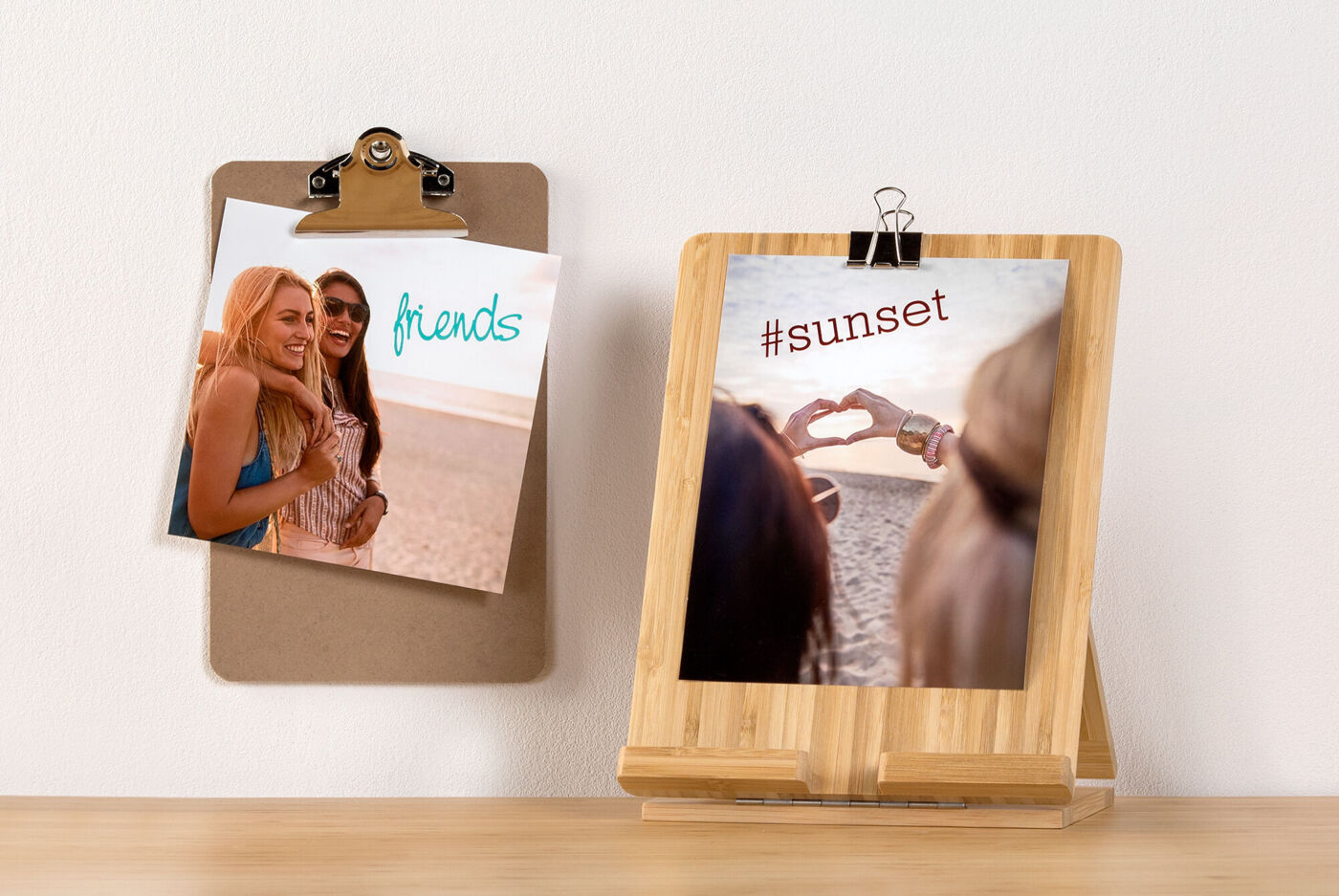 Deux photos accrochées au mur : une amitié et un geste affectueux au coucher du soleil.