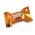 Un Ferrero Küsschen dans un papier doré, emballé avec une écriture rouge. Parfait pour un cadeau sucré.