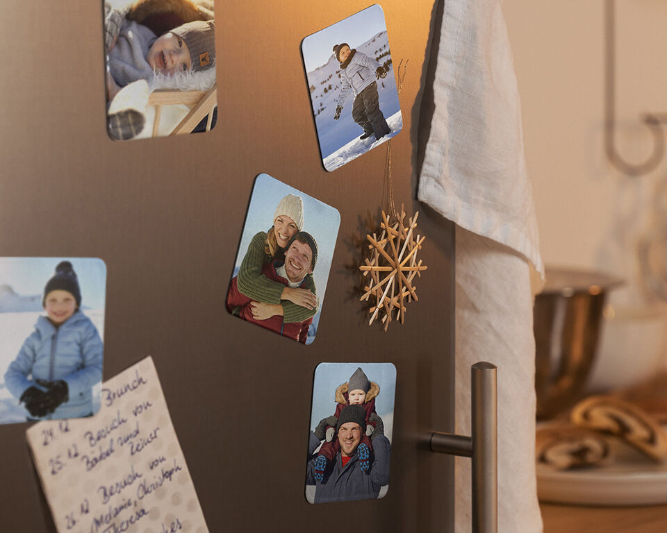 Photos sur un frigo montrant des moments joyeux