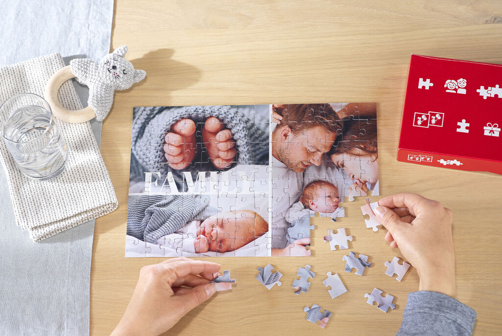 Deux images aimantes avec un puzzle de photos familiales et petits morceaux sur une table en bois.