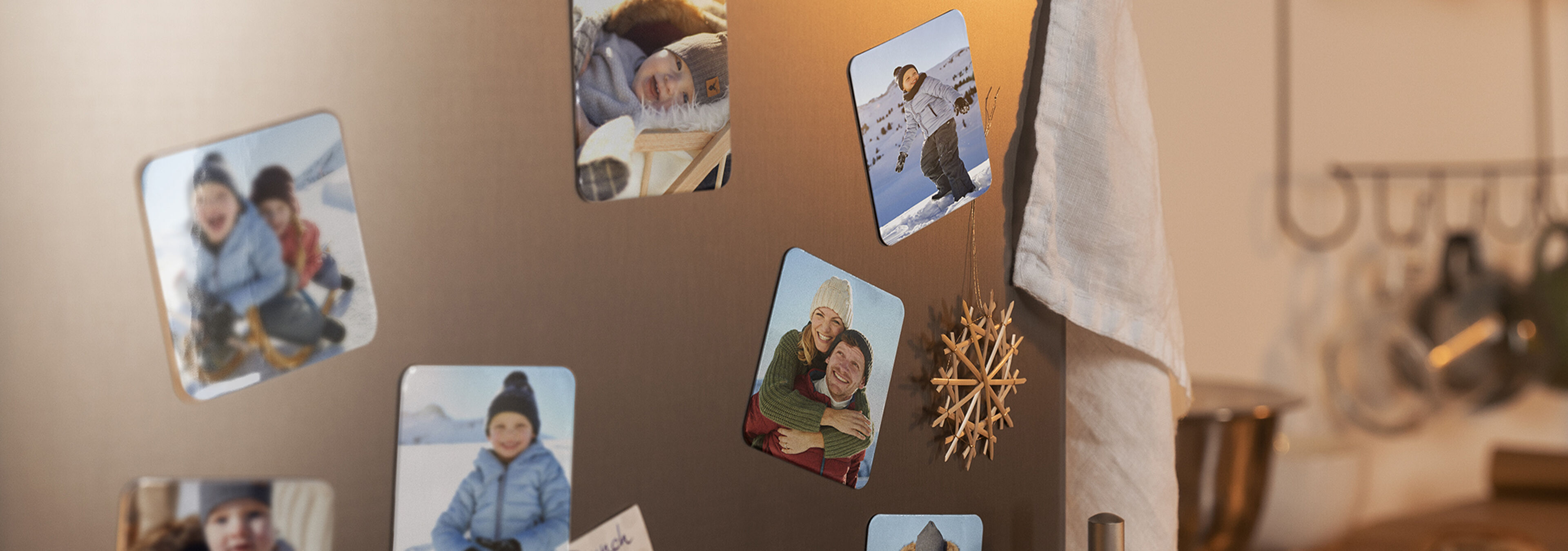 Frigo décoré de photos joyeuses de vacances