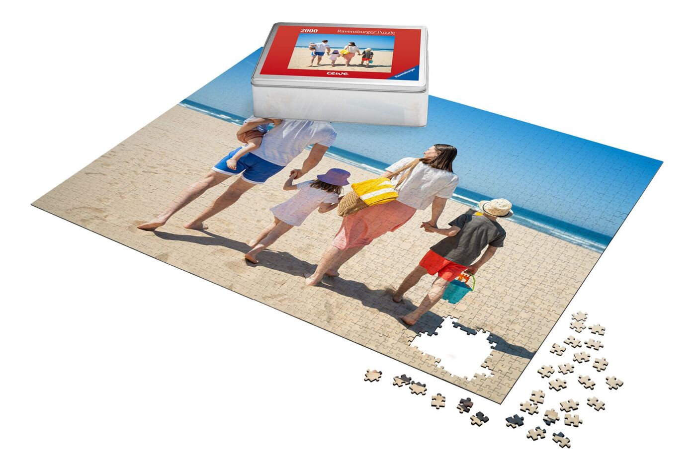 Puzzle photo personnalisé représentant une famille marchant main dans la main sur la plage, entourée de pièces de puzzle éparpillées