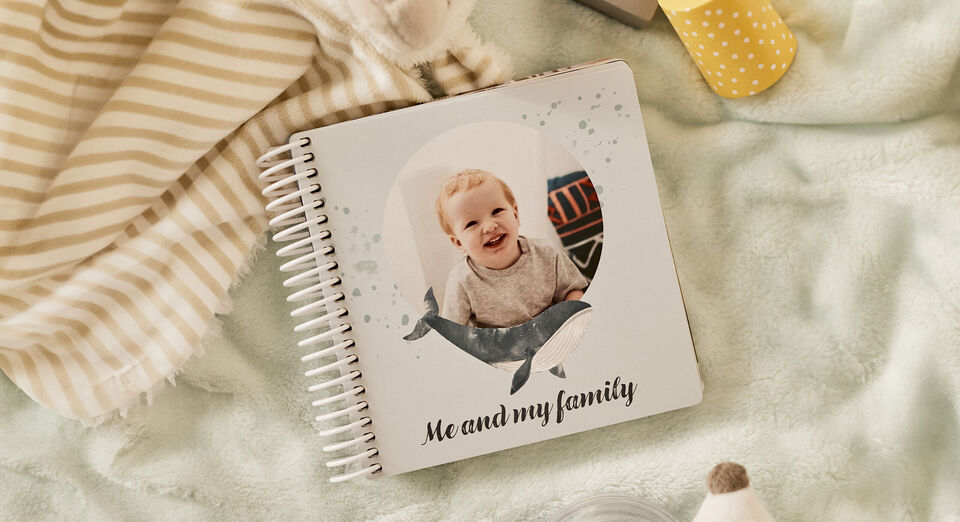Een CEWE fotoboek met de titel 'Me and my family', liefdevol vormgegeven met een walvis motief, op een zachte ondergrond