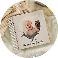 Een fotoboek met een lachende baby op de kaft, omringd door een decoratieve lijst