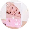 Een prachtig CEWE fotoboek met een baby en schattige haarband. De naam Mia staat op de kaft.