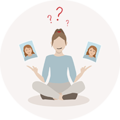 Jonge vrouw zit in meditatiehouding en houdt twee foto's met verschillende gezichten in haar hand, ze lijkt nadenkend.
